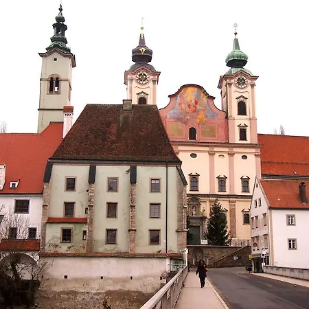 Cozy Apartment Steyr Mitte, Ruhig, Parkplatz, Terasse, 2 Schlafzimmer, Wlan Exterior photo